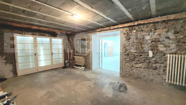 Secteur prisé : MAGNIFIQUE villa  de 295 m2 , 9 pièces, avec jardin , garages et piscine 