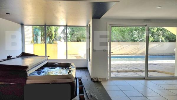 Secteur prisé : MAGNIFIQUE villa  de 295 m2 , 9 pièces, avec jardin , garages et piscine 