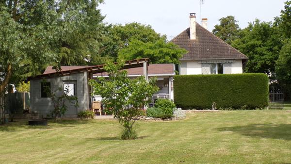 Ainay-le-Château – Propriété spacieuse avec potentiel locatif et chalet sur un terrain de 5760 m² Ainay-le-Château (03360)