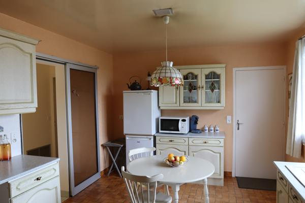 Ainay-le-Château – Propriété spacieuse avec potentiel locatif et chalet sur un terrain de 5760 m² Ainay-le-Château (03360)