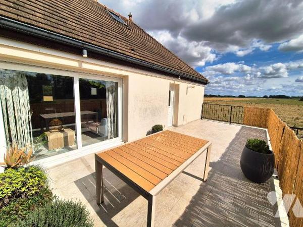 Magnifique appartement cosy avec terrasse privative et sa vue dégagée sur la campagne.
Sans au...