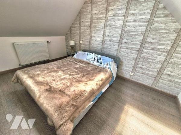 Magnifique appartement cosy avec terrasse privative et sa vue dégagée sur la campagne.
Sans au...