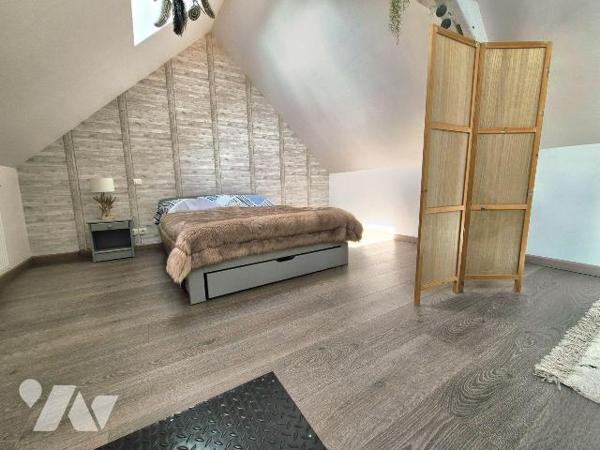 Magnifique appartement cosy avec terrasse privative et sa vue dégagée sur la campagne.
Sans au...