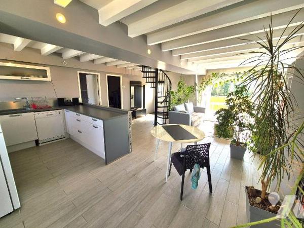 Magnifique appartement cosy avec terrasse privative et sa vue dégagée sur la campagne.
Sans au...