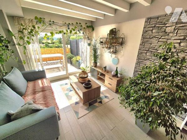 Magnifique appartement cosy avec terrasse privative et sa vue dégagée sur la campagne.
Sans au...