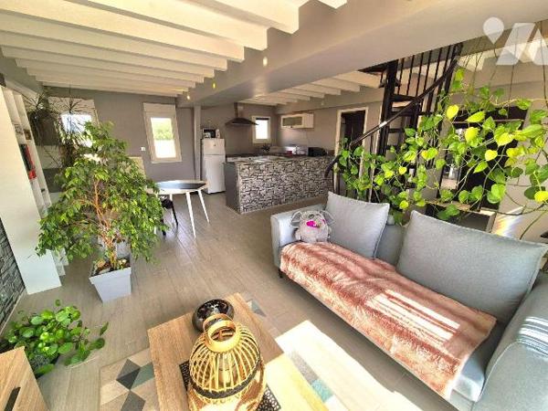 Magnifique appartement cosy avec terrasse privative et sa vue dégagée sur la campagne.
Sans au...