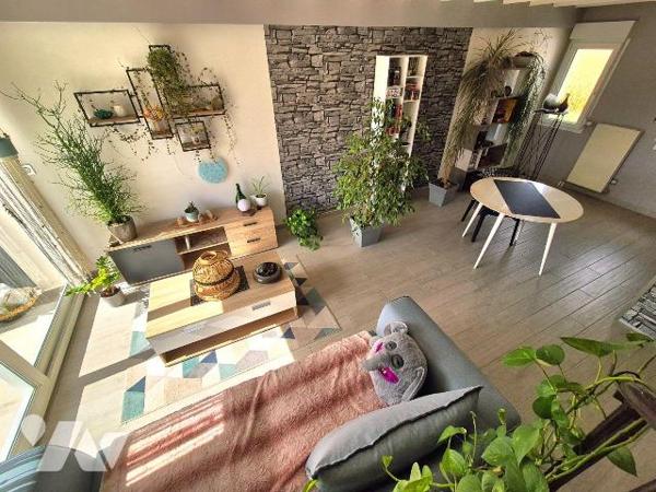 Magnifique appartement cosy avec terrasse privative et sa vue dégagée sur la campagne.
Sans au...