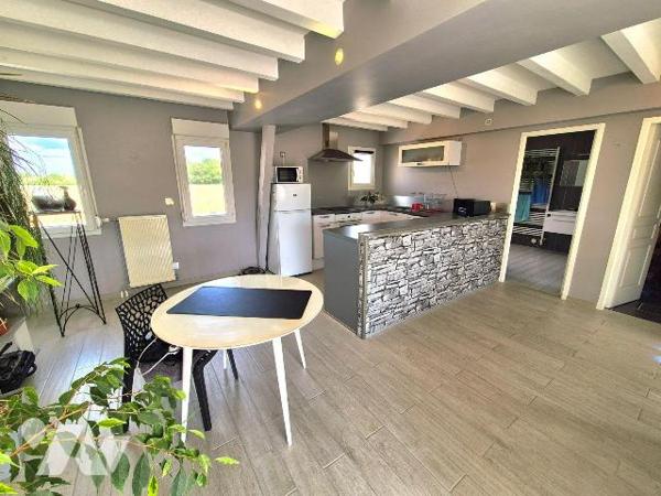 Magnifique appartement cosy avec terrasse privative et sa vue dégagée sur la campagne.
Sans au...