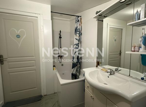 Bâtiment 300 m², sur 1200 m² terrain, idéal stockage.