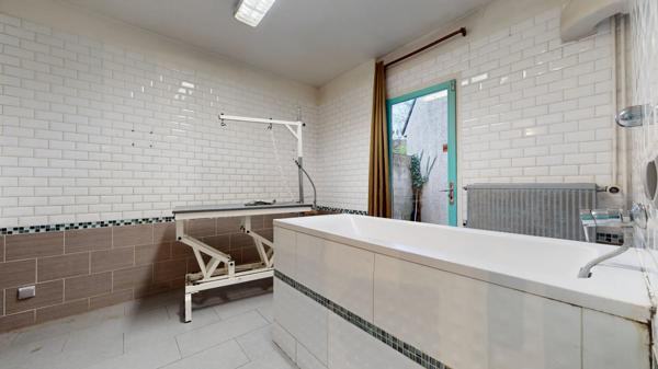 Local commercial, avec appartement - 4 pièce(s)