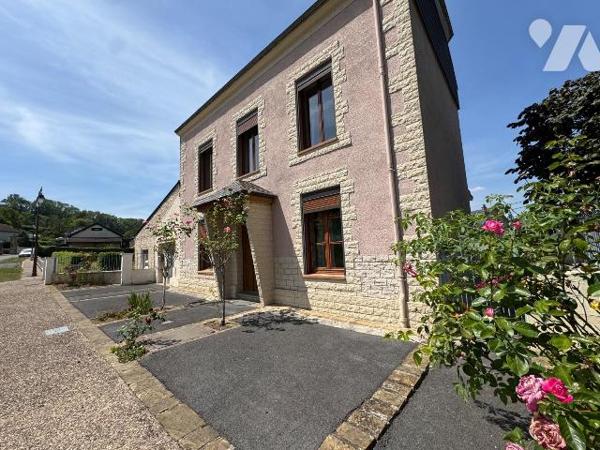 Maison individuelle avec beaucoup de charme située sur la commune de Donchery comprenant:

- ...