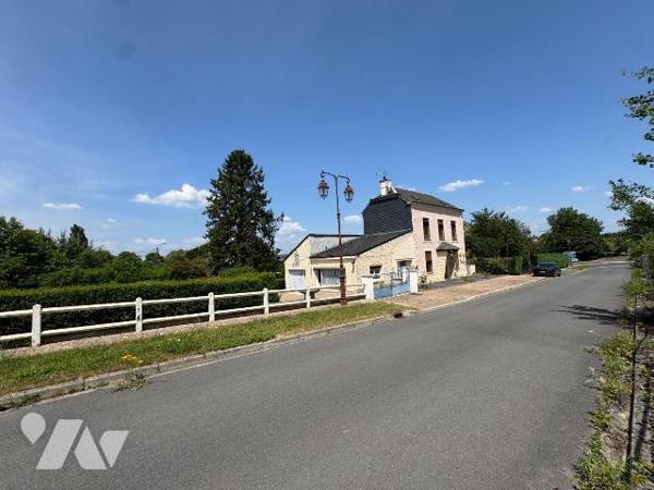 Maison individuelle avec beaucoup de charme située sur la commune de Donchery comprenant:

- ...