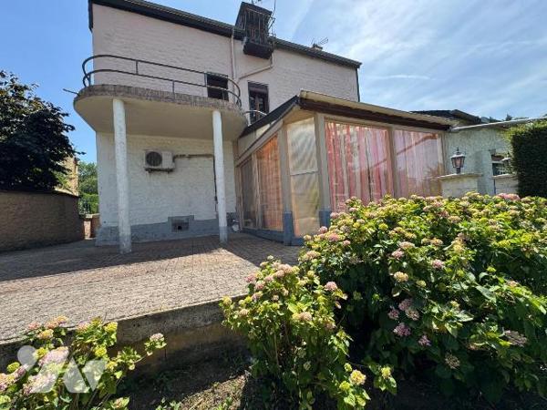 Maison individuelle avec beaucoup de charme située sur la commune de Donchery comprenant:

- ...