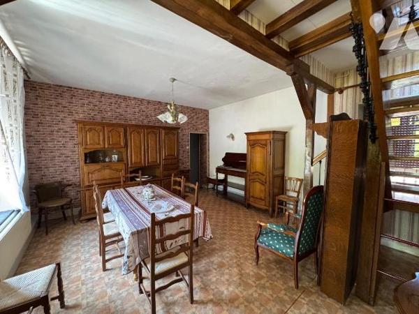 Maison individuelle avec beaucoup de charme située sur la commune de Donchery comprenant:

- ...