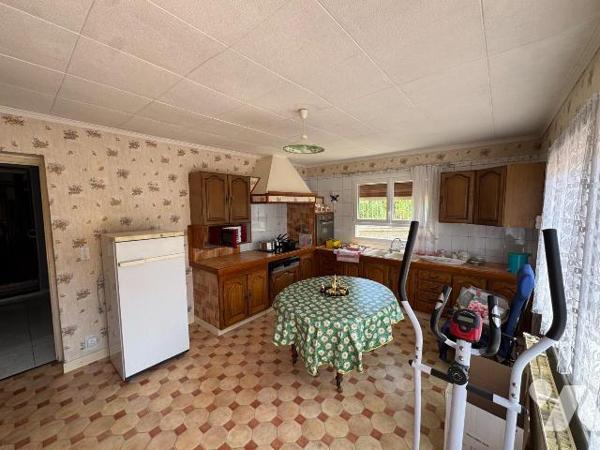 Maison individuelle avec beaucoup de charme située sur la commune de Donchery comprenant:

- ...