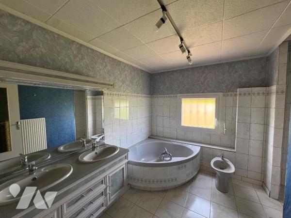 Maison individuelle avec beaucoup de charme située sur la commune de Donchery comprenant:

- ...