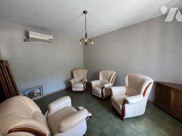 Maison individuelle avec beaucoup de charme située sur la commune de Donchery comprenant:

- ...