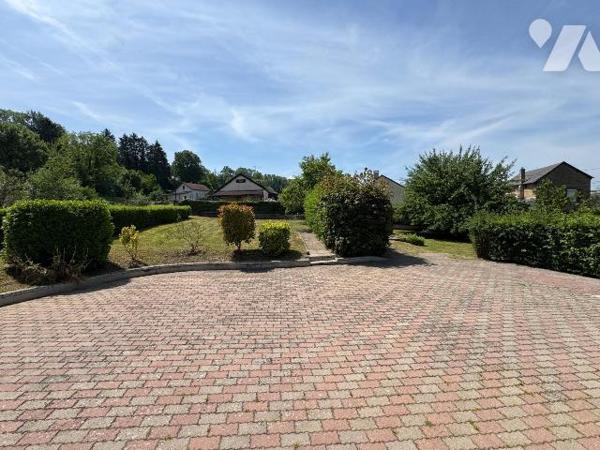 Maison individuelle avec beaucoup de charme située sur la commune de Donchery comprenant:

- ...
