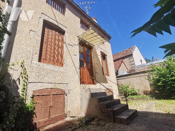 A visiter sans tarder, belle maison avec beaucoup de charme en plein cœur de Saint Jean de Losne.