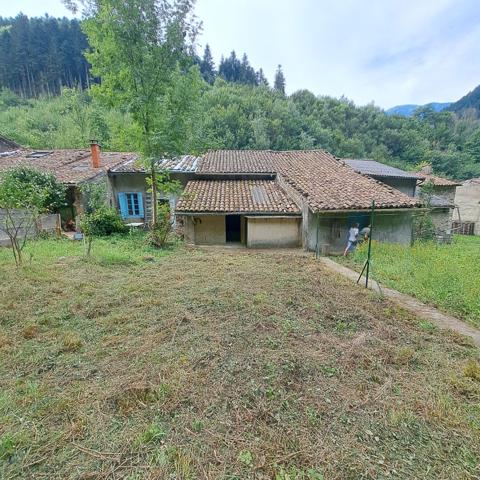A VENDRE FOUGAX ET BARRINEUF MAISON DE VILLAGE AVEC JARDIN