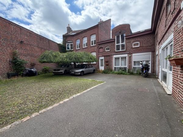 Parking
        
        - 14 m² 12 000 € *