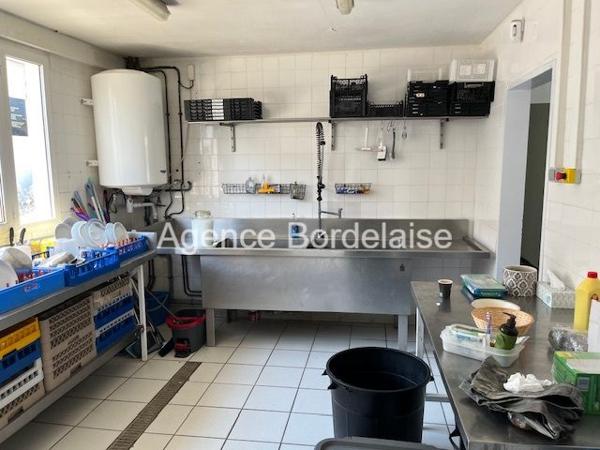 Pessac Noès,  Laboratoire traiteur env 125 m²