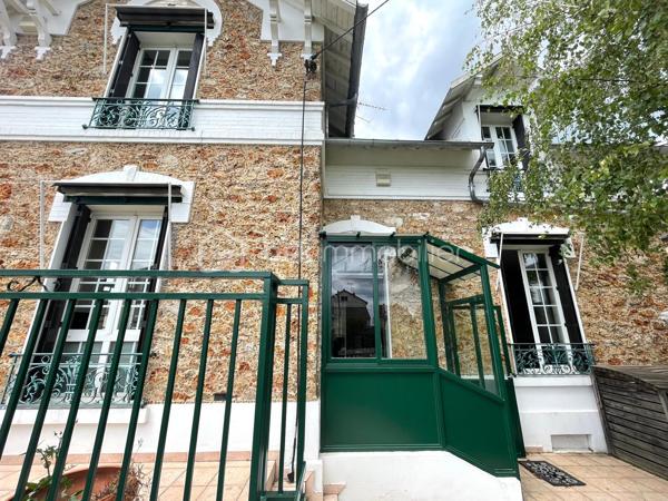 📍 Emplacement privilégié, à seulement 5 minutes à pied du centre-ville et à proximité de toutes les commodités, venez découvrir cette magnifique meulière de 190 m², rénovée avec soin, où le cachet de l’ancien rencontre le confort du moderne.

Édifiée sur une belle parcelle de 809 m², cette maison coup de cœur s’accompagne d’une spacieuse dépendance de 90 m², à aménager selon vos envies (garage, atelier, bureau, espace de réception, logement indépendant...).

Au rez-de-chaussée :
Un espace de vie lumineux de plus de 40 m² avec cheminée à insert, offrant une ambiance chaleureuse.

Une grande cuisine aménagée et équipée, avec accès direct à une belle terrasse.

Une chambre, une salle d’eau avec WC et un accès pratique au sous-sol total.

À l’étage :
Un palier généreux dessert trois grandes chambres avec rangements intégrés.

Une salle de bain élégante, avec baignoire et douche à l’italienne.

WC séparés pour plus de confort.

Le sous-sol, quant à lui, propose :
Une cave, une buanderie, un atelier et une grande pièce à aménager selon vos besoins, avec de nombreux espaces de rangement,

Un accès direct à une terrasse couverte et au jardin paysager, véritable havre de paix.

Les + qui font la différence :
✅ Volumes généreux et belle hauteur sous plafond
✅ Chaudière gaz neuve (installée fin 2024) - DPE D
✅ Grande dépendance de 90 m²
✅ Environnement calme et verdoyant, tout en étant à proximité du centre ville, de l’ISC, des écoles et des accès N20

Un bien rare sur le secteur, idéal pour une famille à la recherche d’espace, de caractère et de proximité avec les commodités.
📞 Contactez moi pour une visite, vous tomberez sous le charme !