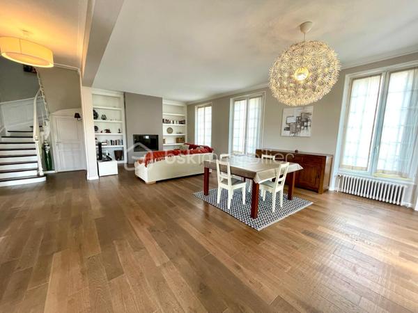 📍 Emplacement privilégié, à seulement 5 minutes à pied du centre-ville et à proximité de toutes les commodités, venez découvrir cette magnifique meulière de 190 m², rénovée avec soin, où le cachet de l’ancien rencontre le confort du moderne.

Édifiée sur une belle parcelle de 809 m², cette maison coup de cœur s’accompagne d’une spacieuse dépendance de 90 m², à aménager selon vos envies (garage, atelier, bureau, espace de réception, logement indépendant...).

Au rez-de-chaussée :
Un espace de vie lumineux de plus de 40 m² avec cheminée à insert, offrant une ambiance chaleureuse.

Une grande cuisine aménagée et équipée, avec accès direct à une belle terrasse.

Une chambre, une salle d’eau avec WC et un accès pratique au sous-sol total.

À l’étage :
Un palier généreux dessert trois grandes chambres avec rangements intégrés.

Une salle de bain élégante, avec baignoire et douche à l’italienne.

WC séparés pour plus de confort.

Le sous-sol, quant à lui, propose :
Une cave, une buanderie, un atelier et une grande pièce à aménager selon vos besoins, avec de nombreux espaces de rangement,

Un accès direct à une terrasse couverte et au jardin paysager, véritable havre de paix.

Les + qui font la différence :
✅ Volumes généreux et belle hauteur sous plafond
✅ Chaudière gaz neuve (installée fin 2024) - DPE D
✅ Grande dépendance de 90 m²
✅ Environnement calme et verdoyant, tout en étant à proximité du centre ville, de l’ISC, des écoles et des accès N20

Un bien rare sur le secteur, idéal pour une famille à la recherche d’espace, de caractère et de proximité avec les commodités.
📞 Contactez moi pour une visite, vous tomberez sous le charme !