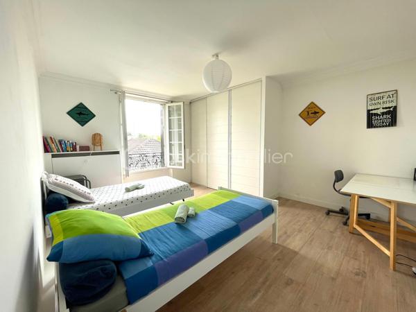 📍 Emplacement privilégié, à seulement 5 minutes à pied du centre-ville et à proximité de toutes les commodités, venez découvrir cette magnifique meulière de 190 m², rénovée avec soin, où le cachet de l’ancien rencontre le confort du moderne.

Édifiée sur une belle parcelle de 809 m², cette maison coup de cœur s’accompagne d’une spacieuse dépendance de 90 m², à aménager selon vos envies (garage, atelier, bureau, espace de réception, logement indépendant...).

Au rez-de-chaussée :
Un espace de vie lumineux de plus de 40 m² avec cheminée à insert, offrant une ambiance chaleureuse.

Une grande cuisine aménagée et équipée, avec accès direct à une belle terrasse.

Une chambre, une salle d’eau avec WC et un accès pratique au sous-sol total.

À l’étage :
Un palier généreux dessert trois grandes chambres avec rangements intégrés.

Une salle de bain élégante, avec baignoire et douche à l’italienne.

WC séparés pour plus de confort.

Le sous-sol, quant à lui, propose :
Une cave, une buanderie, un atelier et une grande pièce à aménager selon vos besoins, avec de nombreux espaces de rangement,

Un accès direct à une terrasse couverte et au jardin paysager, véritable havre de paix.

Les + qui font la différence :
✅ Volumes généreux et belle hauteur sous plafond
✅ Chaudière gaz neuve (installée fin 2024) - DPE D
✅ Grande dépendance de 90 m²
✅ Environnement calme et verdoyant, tout en étant à proximité du centre ville, de l’ISC, des écoles et des accès N20

Un bien rare sur le secteur, idéal pour une famille à la recherche d’espace, de caractère et de proximité avec les commodités.
📞 Contactez moi pour une visite, vous tomberez sous le charme !