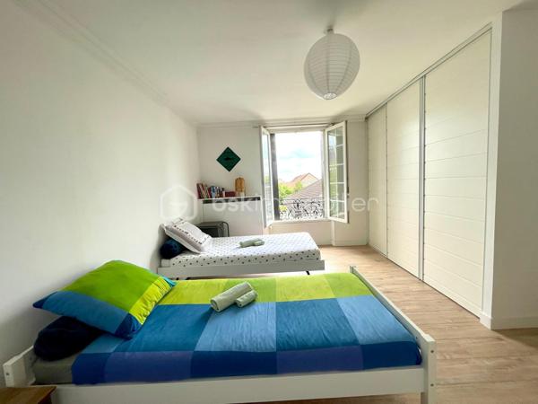 📍 Emplacement privilégié, à seulement 5 minutes à pied du centre-ville et à proximité de toutes les commodités, venez découvrir cette magnifique meulière de 190 m², rénovée avec soin, où le cachet de l’ancien rencontre le confort du moderne.

Édifiée sur une belle parcelle de 809 m², cette maison coup de cœur s’accompagne d’une spacieuse dépendance de 90 m², à aménager selon vos envies (garage, atelier, bureau, espace de réception, logement indépendant...).

Au rez-de-chaussée :
Un espace de vie lumineux de plus de 40 m² avec cheminée à insert, offrant une ambiance chaleureuse.

Une grande cuisine aménagée et équipée, avec accès direct à une belle terrasse.

Une chambre, une salle d’eau avec WC et un accès pratique au sous-sol total.

À l’étage :
Un palier généreux dessert trois grandes chambres avec rangements intégrés.

Une salle de bain élégante, avec baignoire et douche à l’italienne.

WC séparés pour plus de confort.

Le sous-sol, quant à lui, propose :
Une cave, une buanderie, un atelier et une grande pièce à aménager selon vos besoins, avec de nombreux espaces de rangement,

Un accès direct à une terrasse couverte et au jardin paysager, véritable havre de paix.

Les + qui font la différence :
✅ Volumes généreux et belle hauteur sous plafond
✅ Chaudière gaz neuve (installée fin 2024) - DPE D
✅ Grande dépendance de 90 m²
✅ Environnement calme et verdoyant, tout en étant à proximité du centre ville, de l’ISC, des écoles et des accès N20

Un bien rare sur le secteur, idéal pour une famille à la recherche d’espace, de caractère et de proximité avec les commodités.
📞 Contactez moi pour une visite, vous tomberez sous le charme !