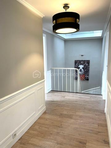 📍 Emplacement privilégié, à seulement 5 minutes à pied du centre-ville et à proximité de toutes les commodités, venez découvrir cette magnifique meulière de 190 m², rénovée avec soin, où le cachet de l’ancien rencontre le confort du moderne.

Édifiée sur une belle parcelle de 809 m², cette maison coup de cœur s’accompagne d’une spacieuse dépendance de 90 m², à aménager selon vos envies (garage, atelier, bureau, espace de réception, logement indépendant...).

Au rez-de-chaussée :
Un espace de vie lumineux de plus de 40 m² avec cheminée à insert, offrant une ambiance chaleureuse.

Une grande cuisine aménagée et équipée, avec accès direct à une belle terrasse.

Une chambre, une salle d’eau avec WC et un accès pratique au sous-sol total.

À l’étage :
Un palier généreux dessert trois grandes chambres avec rangements intégrés.

Une salle de bain élégante, avec baignoire et douche à l’italienne.

WC séparés pour plus de confort.

Le sous-sol, quant à lui, propose :
Une cave, une buanderie, un atelier et une grande pièce à aménager selon vos besoins, avec de nombreux espaces de rangement,

Un accès direct à une terrasse couverte et au jardin paysager, véritable havre de paix.

Les + qui font la différence :
✅ Volumes généreux et belle hauteur sous plafond
✅ Chaudière gaz neuve (installée fin 2024) - DPE D
✅ Grande dépendance de 90 m²
✅ Environnement calme et verdoyant, tout en étant à proximité du centre ville, de l’ISC, des écoles et des accès N20

Un bien rare sur le secteur, idéal pour une famille à la recherche d’espace, de caractère et de proximité avec les commodités.
📞 Contactez moi pour une visite, vous tomberez sous le charme !