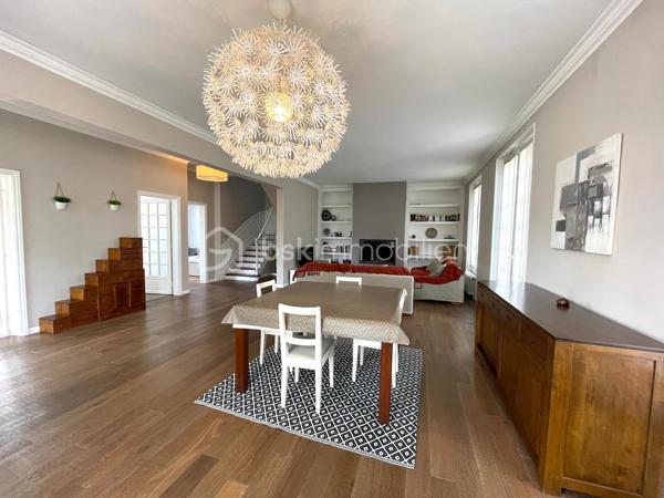 📍 Emplacement privilégié, à seulement 5 minutes à pied du centre-ville et à proximité de toutes les commodités, venez découvrir cette magnifique meulière de 190 m², rénovée avec soin, où le cachet de l’ancien rencontre le confort du moderne.

Édifiée sur une belle parcelle de 809 m², cette maison coup de cœur s’accompagne d’une spacieuse dépendance de 90 m², à aménager selon vos envies (garage, atelier, bureau, espace de réception, logement indépendant...).

Au rez-de-chaussée :
Un espace de vie lumineux de plus de 40 m² avec cheminée à insert, offrant une ambiance chaleureuse.

Une grande cuisine aménagée et équipée, avec accès direct à une belle terrasse.

Une chambre, une salle d’eau avec WC et un accès pratique au sous-sol total.

À l’étage :
Un palier généreux dessert trois grandes chambres avec rangements intégrés.

Une salle de bain élégante, avec baignoire et douche à l’italienne.

WC séparés pour plus de confort.

Le sous-sol, quant à lui, propose :
Une cave, une buanderie, un atelier et une grande pièce à aménager selon vos besoins, avec de nombreux espaces de rangement,

Un accès direct à une terrasse couverte et au jardin paysager, véritable havre de paix.

Les + qui font la différence :
✅ Volumes généreux et belle hauteur sous plafond
✅ Chaudière gaz neuve (installée fin 2024) - DPE D
✅ Grande dépendance de 90 m²
✅ Environnement calme et verdoyant, tout en étant à proximité du centre ville, de l’ISC, des écoles et des accès N20

Un bien rare sur le secteur, idéal pour une famille à la recherche d’espace, de caractère et de proximité avec les commodités.
📞 Contactez moi pour une visite, vous tomberez sous le charme !