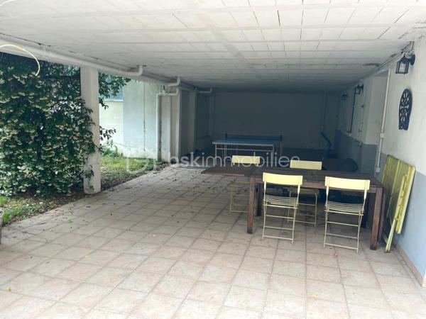 📍 Emplacement privilégié, à seulement 5 minutes à pied du centre-ville et à proximité de toutes les commodités, venez découvrir cette magnifique meulière de 190 m², rénovée avec soin, où le cachet de l’ancien rencontre le confort du moderne.

Édifiée sur une belle parcelle de 809 m², cette maison coup de cœur s’accompagne d’une spacieuse dépendance de 90 m², à aménager selon vos envies (garage, atelier, bureau, espace de réception, logement indépendant...).

Au rez-de-chaussée :
Un espace de vie lumineux de plus de 40 m² avec cheminée à insert, offrant une ambiance chaleureuse.

Une grande cuisine aménagée et équipée, avec accès direct à une belle terrasse.

Une chambre, une salle d’eau avec WC et un accès pratique au sous-sol total.

À l’étage :
Un palier généreux dessert trois grandes chambres avec rangements intégrés.

Une salle de bain élégante, avec baignoire et douche à l’italienne.

WC séparés pour plus de confort.

Le sous-sol, quant à lui, propose :
Une cave, une buanderie, un atelier et une grande pièce à aménager selon vos besoins, avec de nombreux espaces de rangement,

Un accès direct à une terrasse couverte et au jardin paysager, véritable havre de paix.

Les + qui font la différence :
✅ Volumes généreux et belle hauteur sous plafond
✅ Chaudière gaz neuve (installée fin 2024) - DPE D
✅ Grande dépendance de 90 m²
✅ Environnement calme et verdoyant, tout en étant à proximité du centre ville, de l’ISC, des écoles et des accès N20

Un bien rare sur le secteur, idéal pour une famille à la recherche d’espace, de caractère et de proximité avec les commodités.
📞 Contactez moi pour une visite, vous tomberez sous le charme !