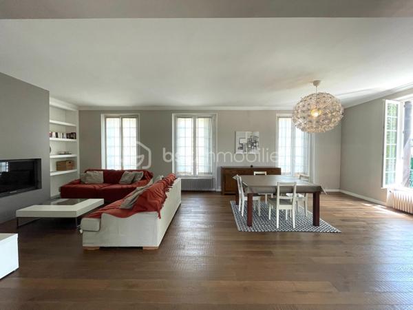 📍 Emplacement privilégié, à seulement 5 minutes à pied du centre-ville et à proximité de toutes les commodités, venez découvrir cette magnifique meulière de 190 m², rénovée avec soin, où le cachet de l’ancien rencontre le confort du moderne.

Édifiée sur une belle parcelle de 809 m², cette maison coup de cœur s’accompagne d’une spacieuse dépendance de 90 m², à aménager selon vos envies (garage, atelier, bureau, espace de réception, logement indépendant...).

Au rez-de-chaussée :
Un espace de vie lumineux de plus de 40 m² avec cheminée à insert, offrant une ambiance chaleureuse.

Une grande cuisine aménagée et équipée, avec accès direct à une belle terrasse.

Une chambre, une salle d’eau avec WC et un accès pratique au sous-sol total.

À l’étage :
Un palier généreux dessert trois grandes chambres avec rangements intégrés.

Une salle de bain élégante, avec baignoire et douche à l’italienne.

WC séparés pour plus de confort.

Le sous-sol, quant à lui, propose :
Une cave, une buanderie, un atelier et une grande pièce à aménager selon vos besoins, avec de nombreux espaces de rangement,

Un accès direct à une terrasse couverte et au jardin paysager, véritable havre de paix.

Les + qui font la différence :
✅ Volumes généreux et belle hauteur sous plafond
✅ Chaudière gaz neuve (installée fin 2024) - DPE D
✅ Grande dépendance de 90 m²
✅ Environnement calme et verdoyant, tout en étant à proximité du centre ville, de l’ISC, des écoles et des accès N20

Un bien rare sur le secteur, idéal pour une famille à la recherche d’espace, de caractère et de proximité avec les commodités.
📞 Contactez moi pour une visite, vous tomberez sous le charme !