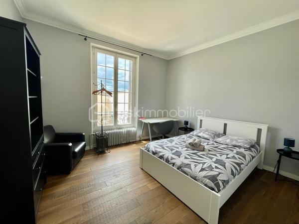 📍 Emplacement privilégié, à seulement 5 minutes à pied du centre-ville et à proximité de toutes les commodités, venez découvrir cette magnifique meulière de 190 m², rénovée avec soin, où le cachet de l’ancien rencontre le confort du moderne.

Édifiée sur une belle parcelle de 809 m², cette maison coup de cœur s’accompagne d’une spacieuse dépendance de 90 m², à aménager selon vos envies (garage, atelier, bureau, espace de réception, logement indépendant...).

Au rez-de-chaussée :
Un espace de vie lumineux de plus de 40 m² avec cheminée à insert, offrant une ambiance chaleureuse.

Une grande cuisine aménagée et équipée, avec accès direct à une belle terrasse.

Une chambre, une salle d’eau avec WC et un accès pratique au sous-sol total.

À l’étage :
Un palier généreux dessert trois grandes chambres avec rangements intégrés.

Une salle de bain élégante, avec baignoire et douche à l’italienne.

WC séparés pour plus de confort.

Le sous-sol, quant à lui, propose :
Une cave, une buanderie, un atelier et une grande pièce à aménager selon vos besoins, avec de nombreux espaces de rangement,

Un accès direct à une terrasse couverte et au jardin paysager, véritable havre de paix.

Les + qui font la différence :
✅ Volumes généreux et belle hauteur sous plafond
✅ Chaudière gaz neuve (installée fin 2024) - DPE D
✅ Grande dépendance de 90 m²
✅ Environnement calme et verdoyant, tout en étant à proximité du centre ville, de l’ISC, des écoles et des accès N20

Un bien rare sur le secteur, idéal pour une famille à la recherche d’espace, de caractère et de proximité avec les commodités.
📞 Contactez moi pour une visite, vous tomberez sous le charme !
