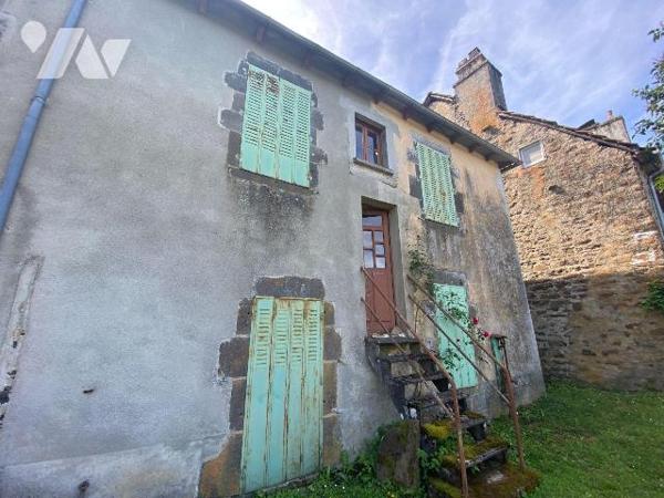 A vendre, à Ally (CANTAL), une maison à rénover entièrement comprenant deux logements de part e...