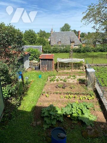A vendre, à Ally (CANTAL), une maison à rénover entièrement comprenant deux logements de part e...