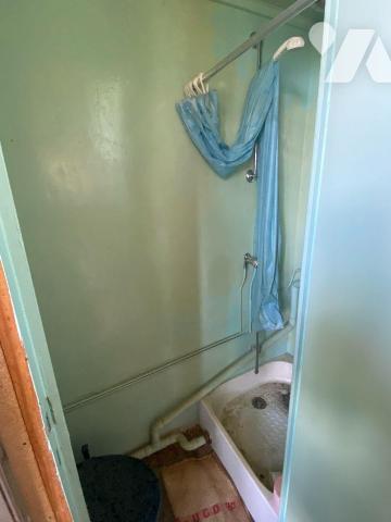 A vendre, à Ally (CANTAL), une maison à rénover entièrement comprenant deux logements de part e...