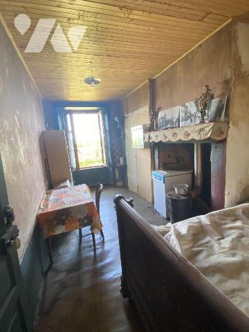 A vendre, à Ally (CANTAL), une maison à rénover entièrement comprenant deux logements de part e...
