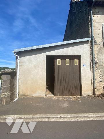 A vendre, à Ally (CANTAL), une maison à rénover entièrement comprenant deux logements de part e...
