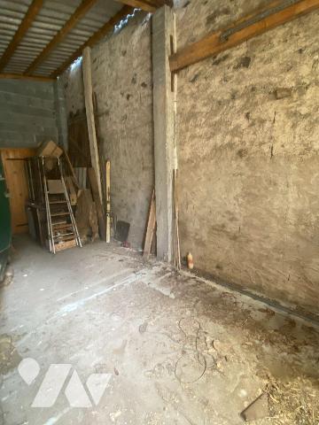 A vendre, à Ally (CANTAL), une maison à rénover entièrement comprenant deux logements de part e...