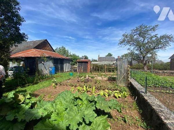 A vendre, à Ally (CANTAL), une maison à rénover entièrement comprenant deux logements de part e...