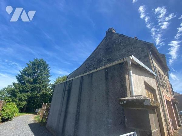 A vendre, à Ally (CANTAL), une maison à rénover entièrement comprenant deux logements de part e...