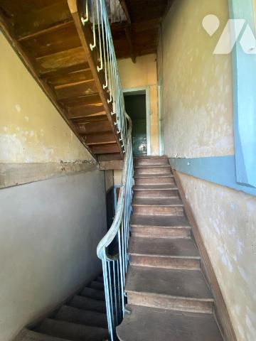 A vendre, à Ally (CANTAL), une maison à rénover entièrement comprenant deux logements de part e...