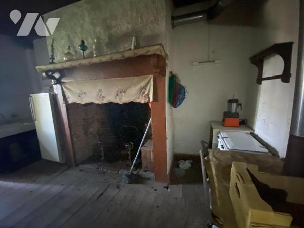 A vendre, à Ally (CANTAL), une maison à rénover entièrement comprenant deux logements de part e...