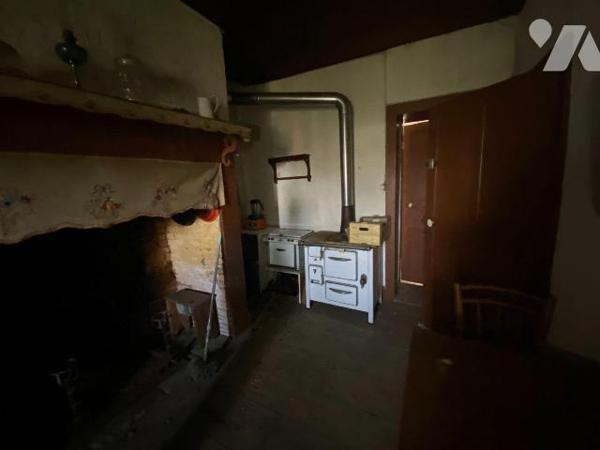 A vendre, à Ally (CANTAL), une maison à rénover entièrement comprenant deux logements de part e...