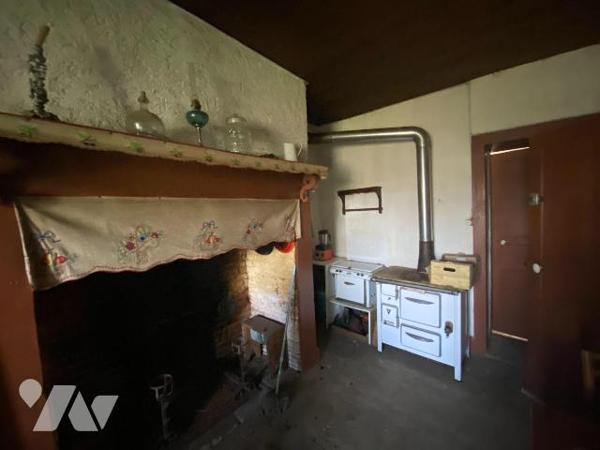 A vendre, à Ally (CANTAL), une maison à rénover entièrement comprenant deux logements de part e...