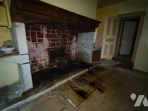 A vendre, à Ally (CANTAL), une maison à rénover entièrement comprenant deux logements de part e...