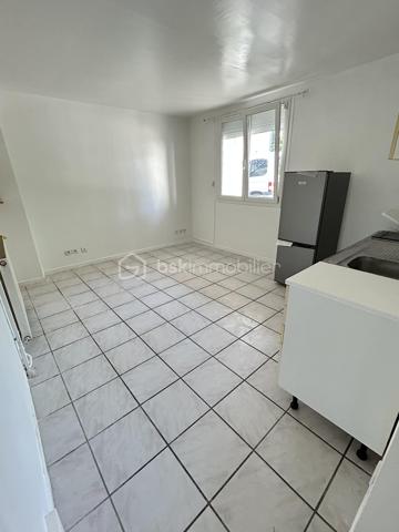 IDEAL INVESTISSEUR OU PIED-A-TERRE !
Dans petite copropriété de bon standing, STUDIO rénové et lumineux comprenant cuisine ouverte sur pièce à vivre, salle d'eau avec WC et 2 places de parking privative. Chauffage et eau collective !