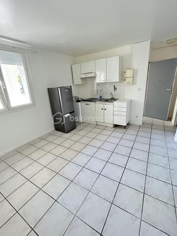 IDEAL INVESTISSEUR OU PIED-A-TERRE !
Dans petite copropriété de bon standing, STUDIO rénové et lumineux comprenant cuisine ouverte sur pièce à vivre, salle d'eau avec WC et 2 places de parking privative. Chauffage et eau collective !